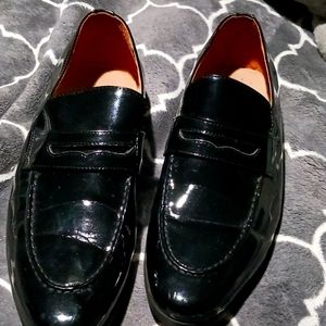 I'm selling a used shoes casual